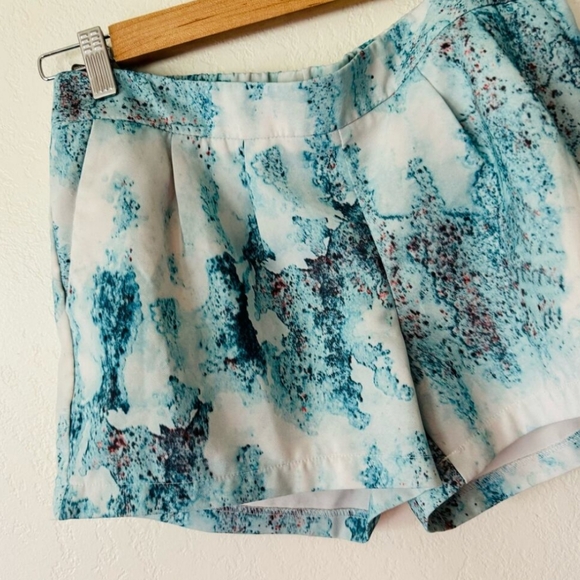 Mossimo Blue and White Abstract Pattern Shorts - Picture 3 of 3